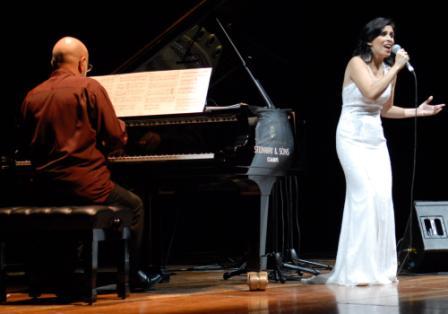 Beatriz Lozano (a destra) che canta accompagnata al pianoforte da Hugo Aisemberg (a sinistra).