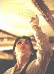 Laura Lozano con il pennello in mano sta restaurando la cupola del Teatro Solís.