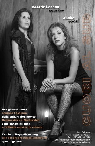 Beatriz Lozano a sinistra in piedi e Ana Karina Rossi a destra su un divano, nel manifesto del loro spettacolo Cuori al Sud.