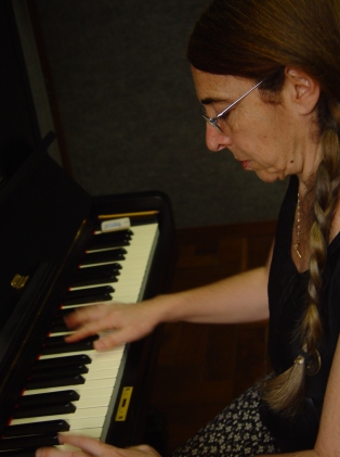 Mirat Herrera (a destra) suona il pianoforte.