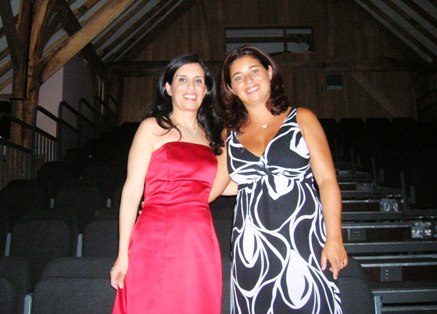 Beatriz Lozano (a sinistra) e Nicoletta Latini (a destra) in piedi si cingono con le braccia i fianchi.